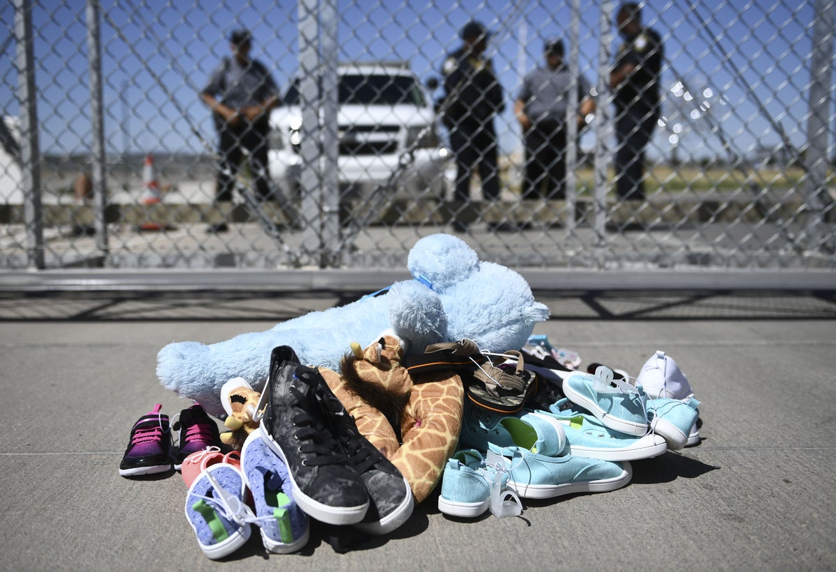 Abogados han rastreado a los padres de más de 100 niños separados por la administración Trump