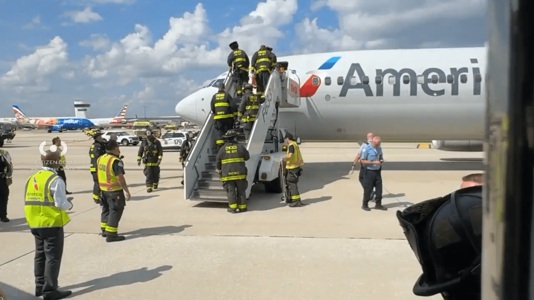 DETIENEN AVION DE AMERICAN AIRLINES...NEUMATICO